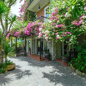 the-cliff-boutique-village.hotelsofhoian.com/