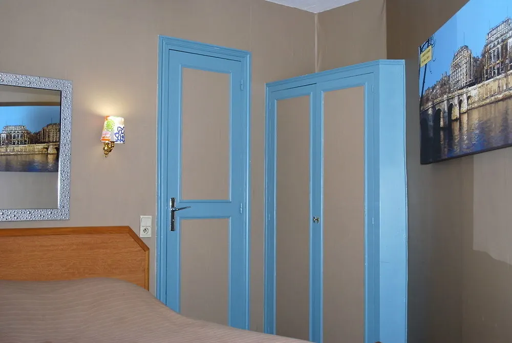 Hotel De Roubaix Paris 2*,
